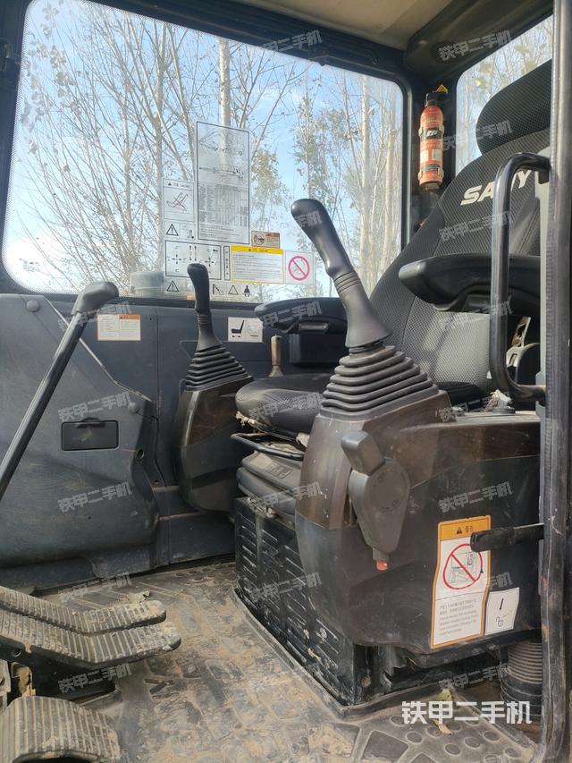 驾驶室顶部（整机外观）