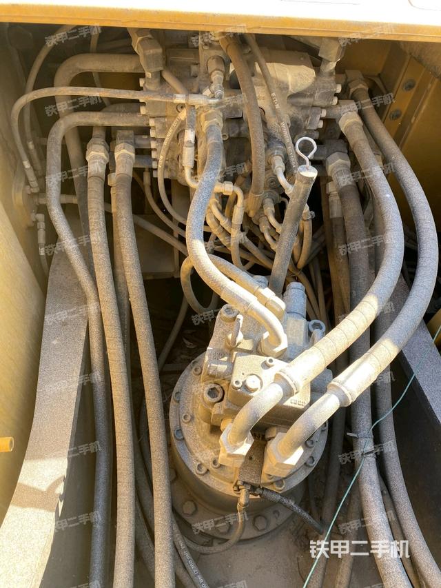 回轉(zhuǎn)馬達(dá)和主控閥（整機(jī)外觀）