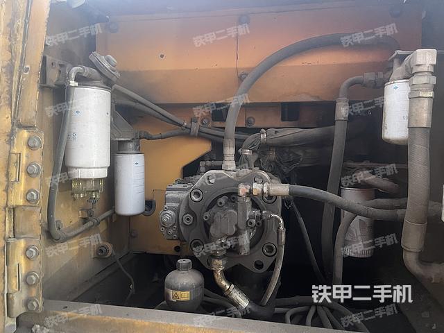 液壓泵艙室正面整體（整機外觀）