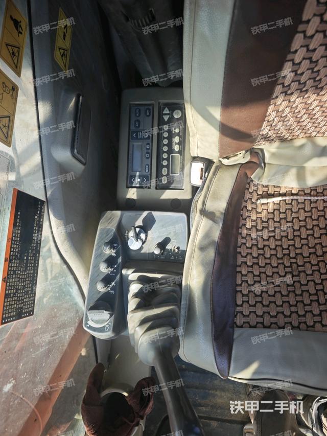 座椅右侧控制台/钥匙门/油门/含右手柄（驾驶室部分）