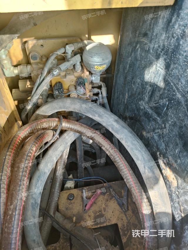 回转马达和主控阀（整机外观）