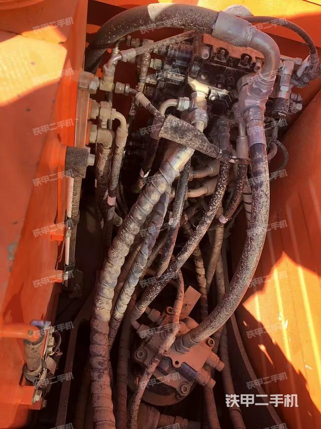 回轉(zhuǎn)馬達(dá)和主控閥（整機(jī)外觀）