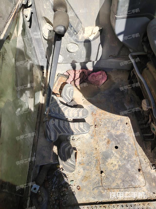 液压泵舱室正面整体（整机外观）