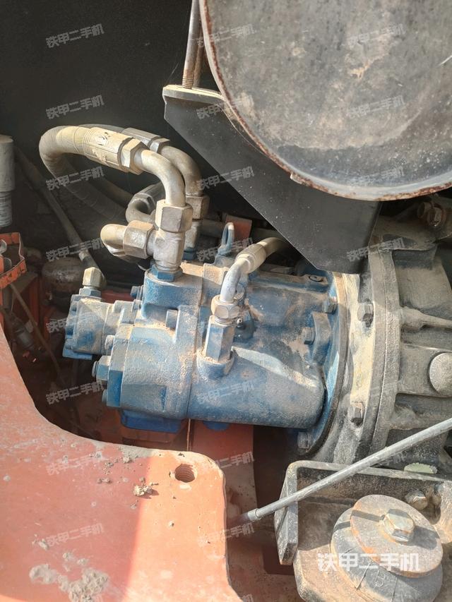 液压泵舱室正面整体（整机外观）