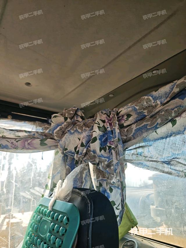 行走控制手柄和踏板?俯拍（駕駛室部分）