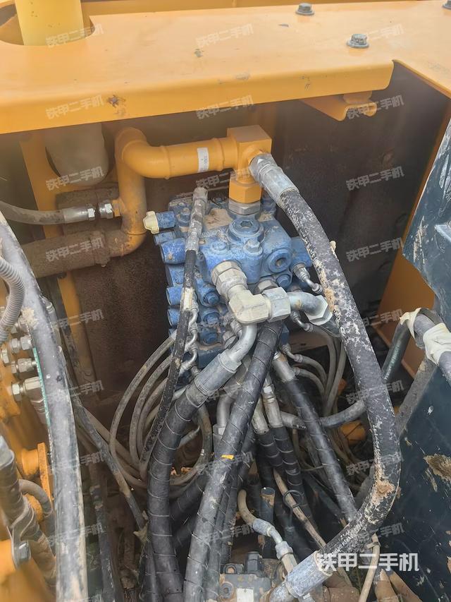 回转马达和主控阀（整机外观）