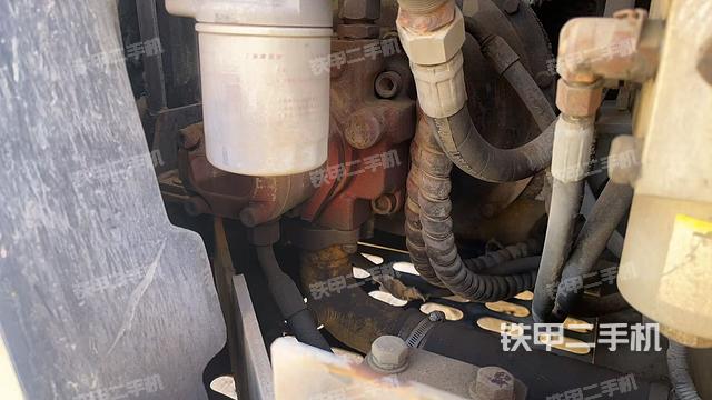 液压泵舱室正面整体（整机外观）