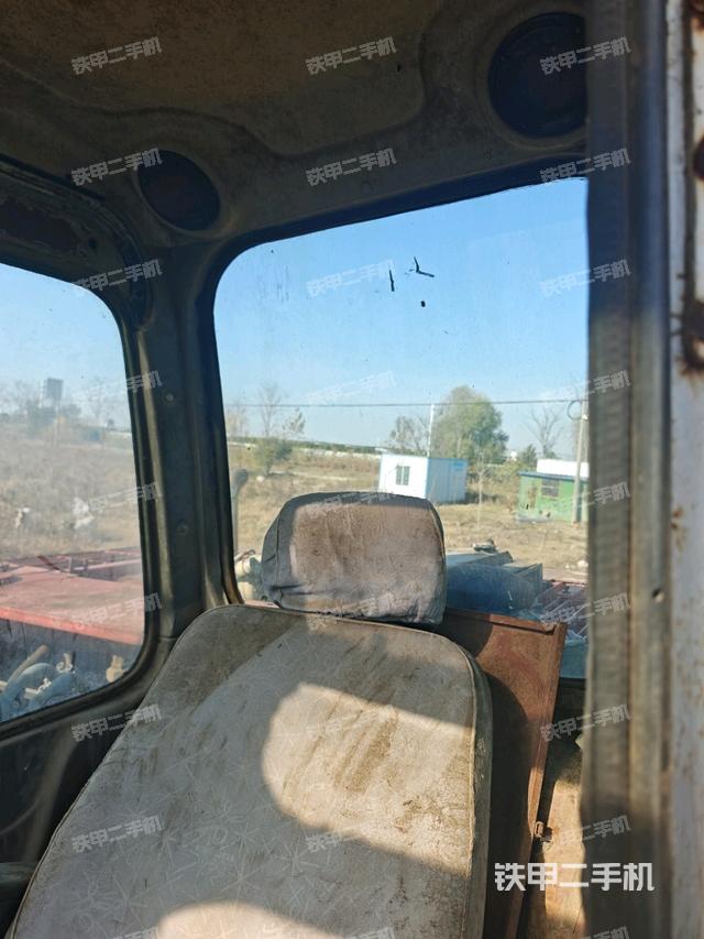 行走控制手柄和踏板?俯拍（駕駛室部分）