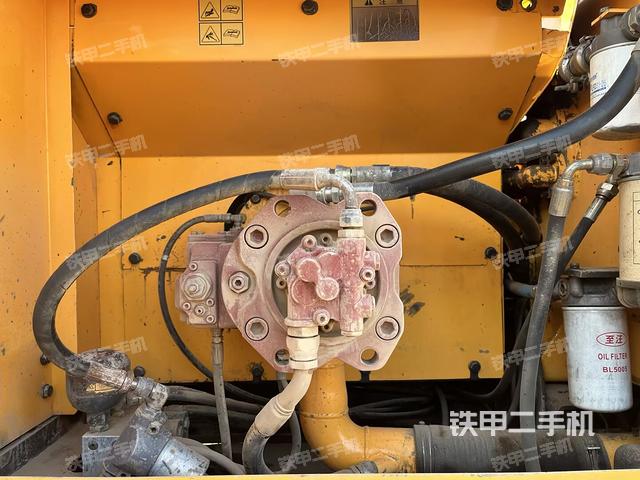 液压泵舱室正面整体（整机外观）