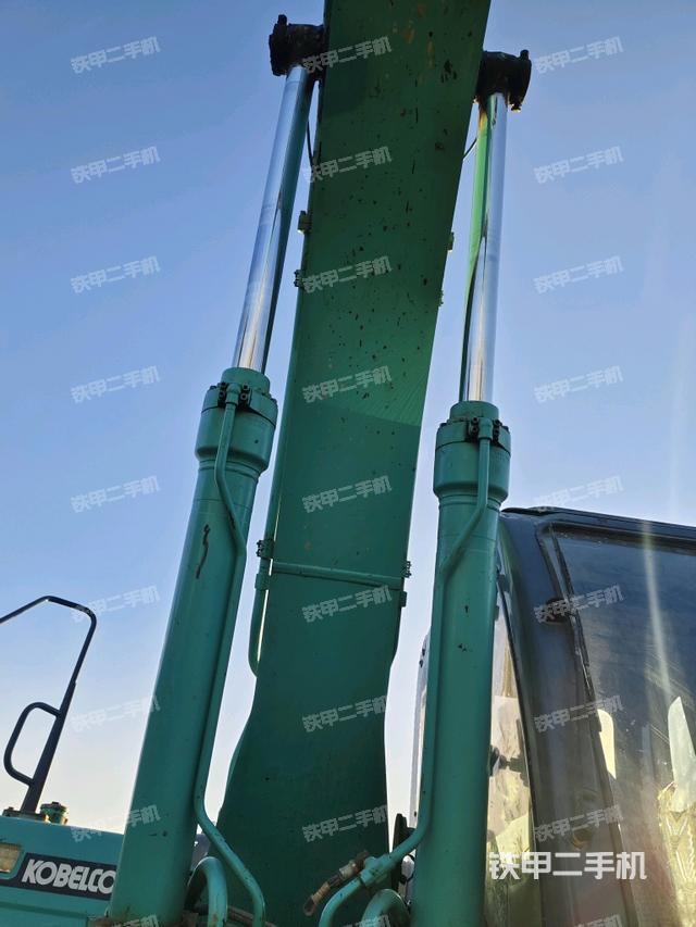 大臂油缸整体 竖拍（工作和回转装置）