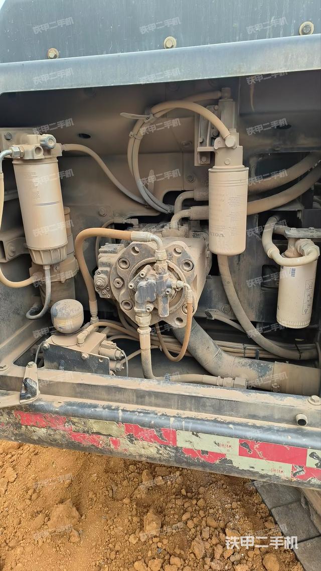 液压泵舱室正面整体（整机外观）