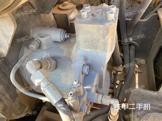 液压泵舱室正面整体（整机外观）