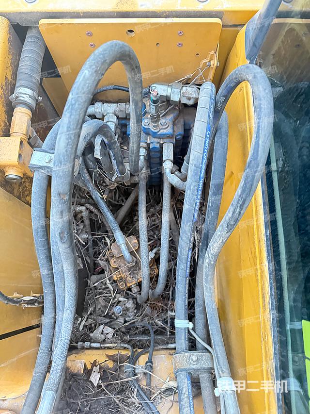 回轉(zhuǎn)馬達(dá)和主控閥（整機(jī)外觀）