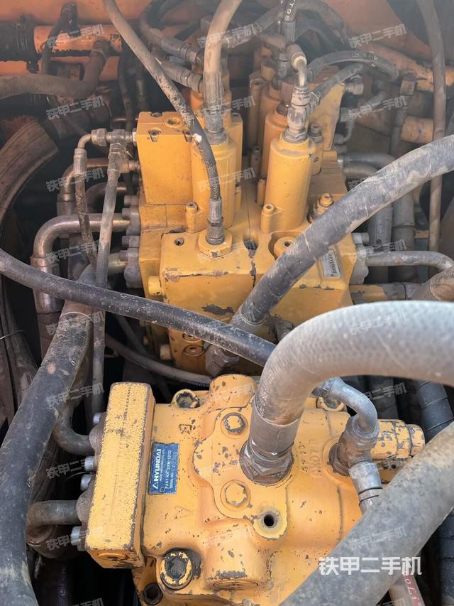 回转马达和主控阀（整机外观）