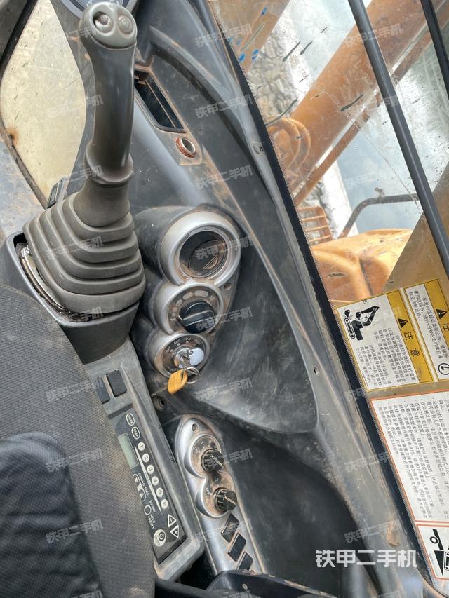 行走控制手柄和踏板?俯拍（駕駛室部分）