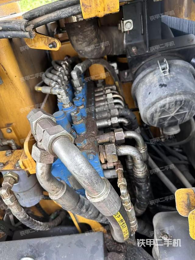 回轉(zhuǎn)馬達(dá)和主控閥（整機(jī)外觀）