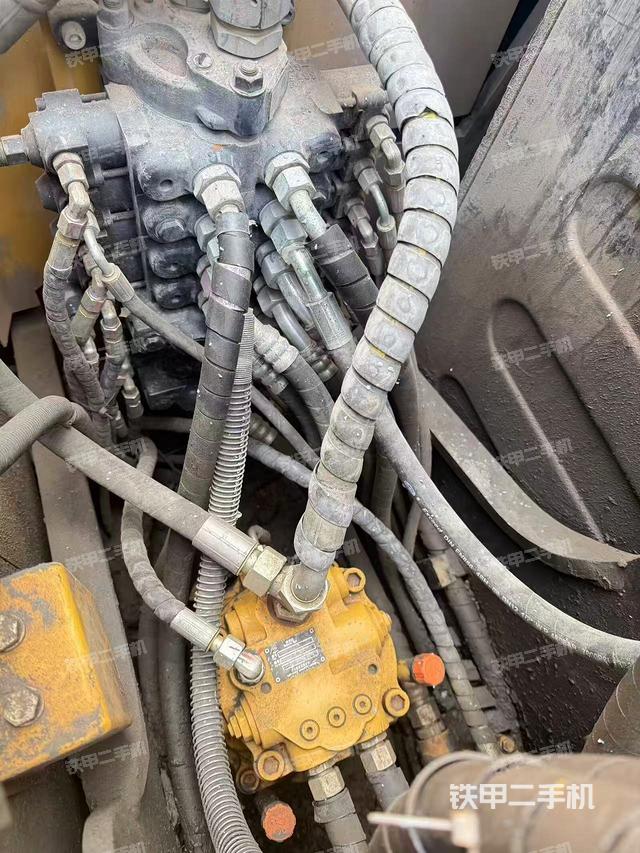 回转马达和主控阀（整机外观）