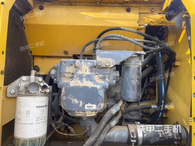 液压泵舱室正面整体（整机外观）