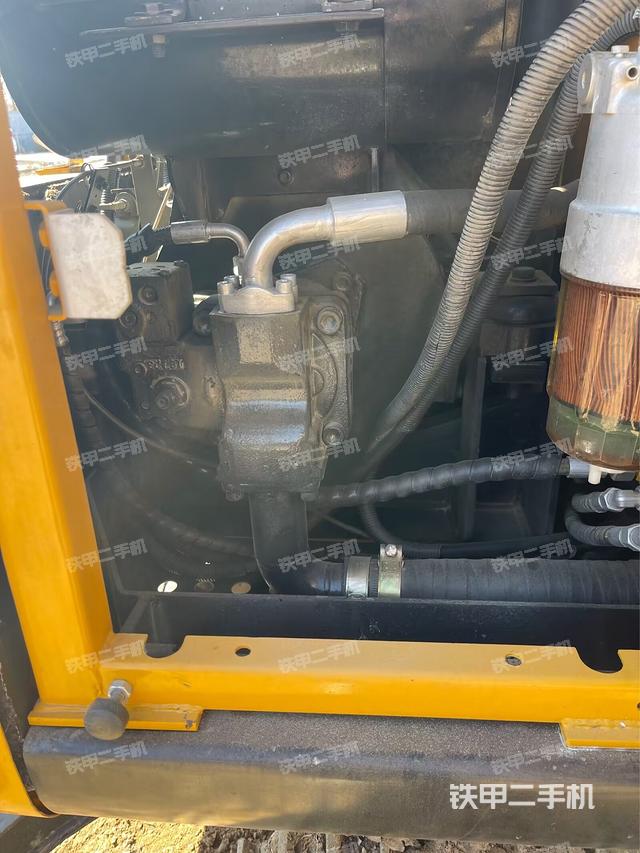 液压泵舱室正面整体（整机外观）