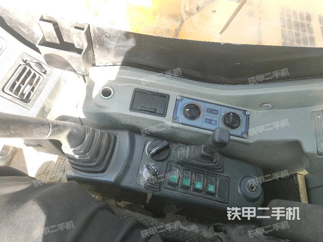 座椅右側(cè)控制臺(tái)/鑰匙門(mén)/油門(mén)/含右手柄（駕駛室部分）