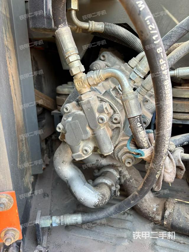 液壓泵艙室正面整體（整機外觀）