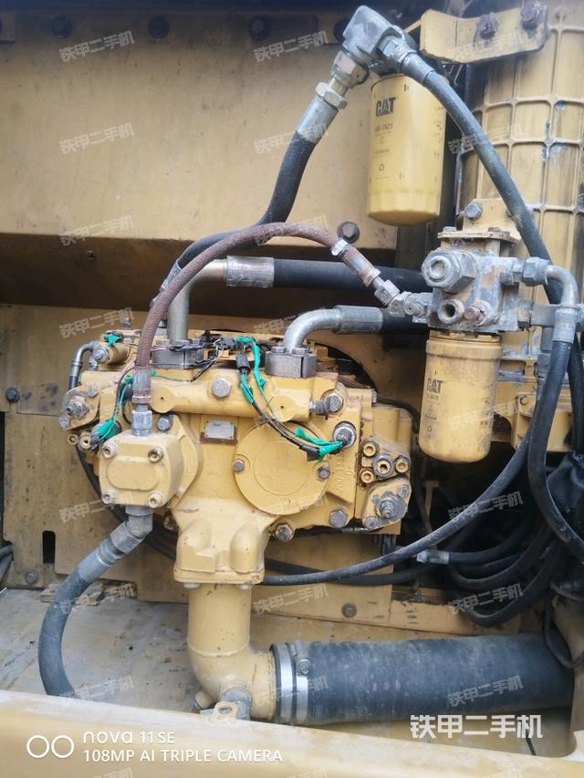 液壓泵艙室正面整體（整機外觀）