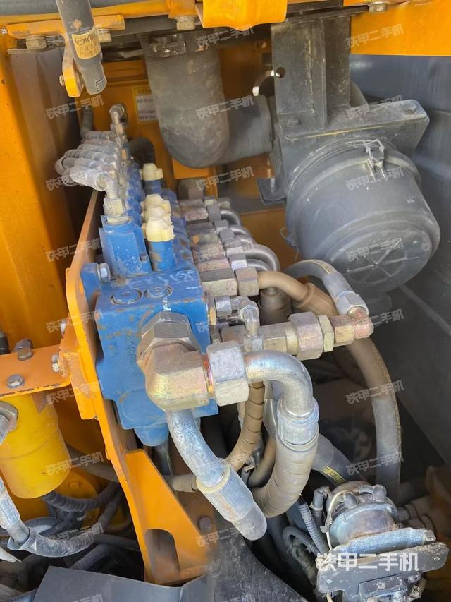 回转马达和主控阀（整机外观）