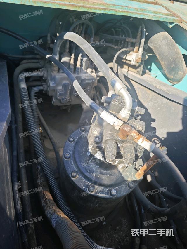 回转马达和主控阀（整机外观）