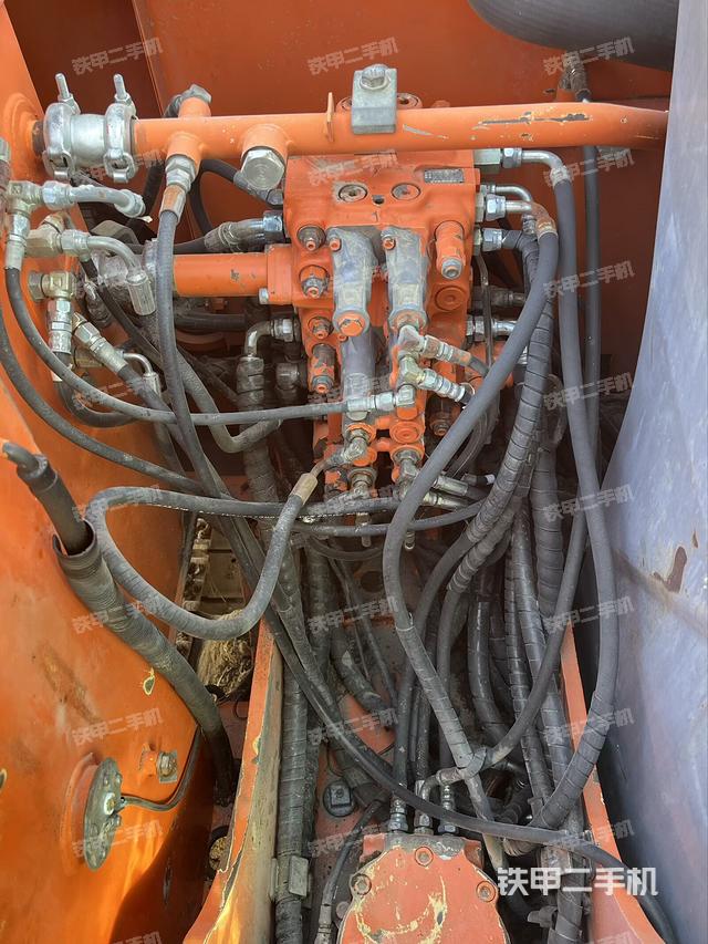 回转马达和主控阀（整机外观）