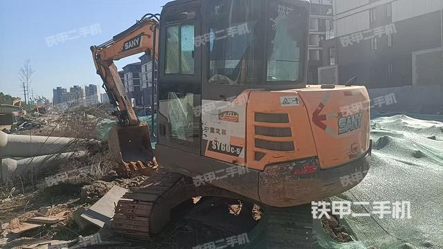 駕駛室頂部（整機外觀）