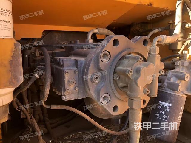 液壓泵艙室正面整體（整機外觀）