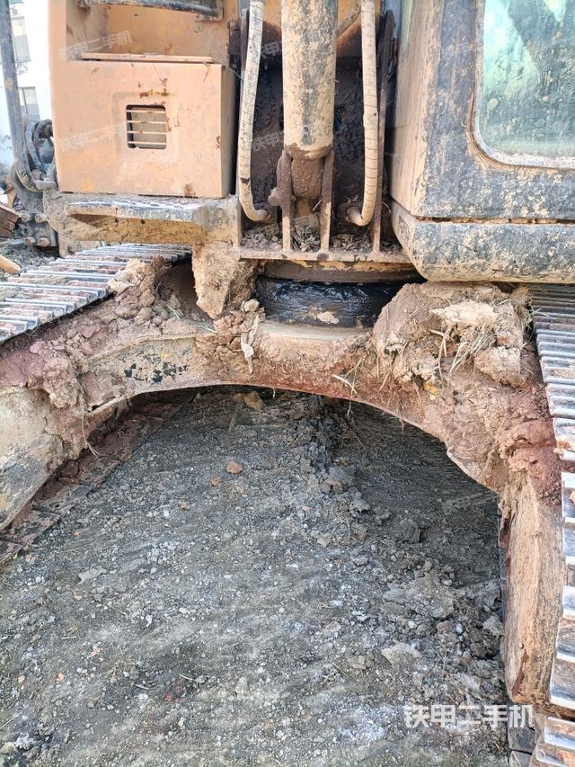 轉(zhuǎn)盤(pán)和下車(chē)架正前（工作和回轉(zhuǎn)裝置）