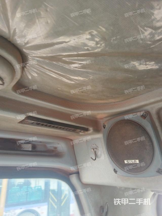 行走控制手柄和踏板 俯拍（驾驶室部分）