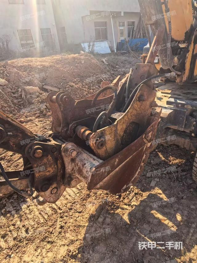 駕駛室頂部（整機外觀）