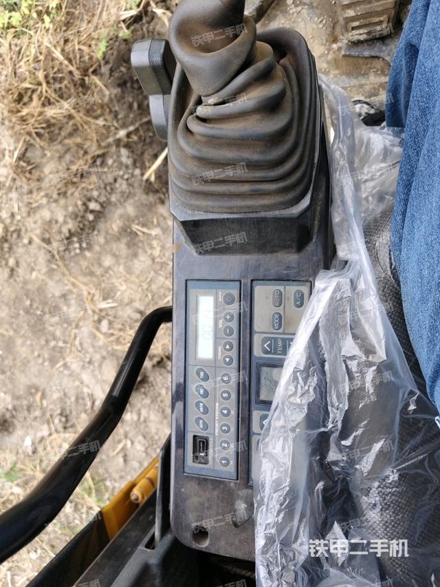 座椅左侧控制台/音响/含左手柄（驾驶室部分）