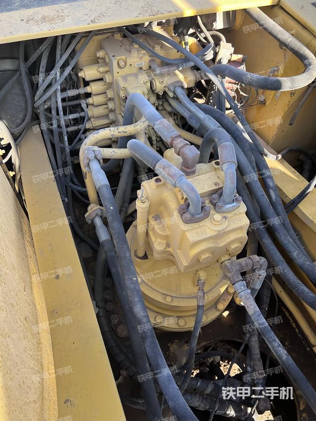 回轉(zhuǎn)馬達(dá)和主控閥（整機(jī)外觀）