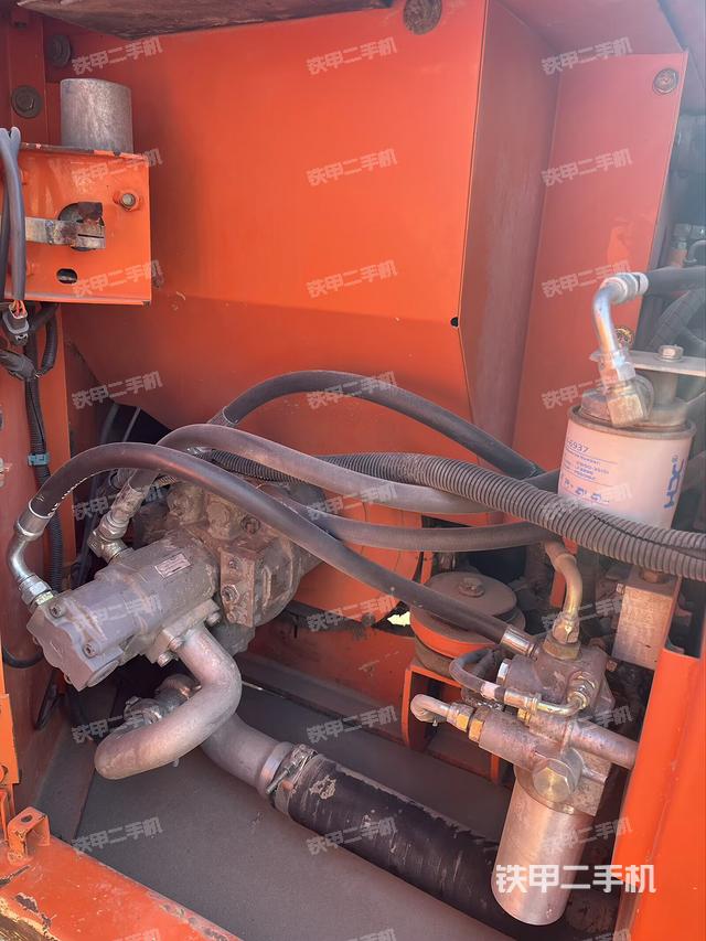 液压泵舱室正面整体（整机外观）