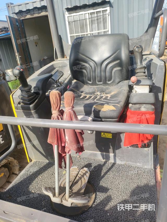 驾驶室顶部（整机外观）