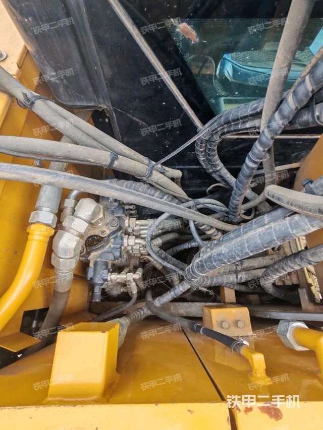 回轉(zhuǎn)馬達(dá)和主控閥（整機(jī)外觀）