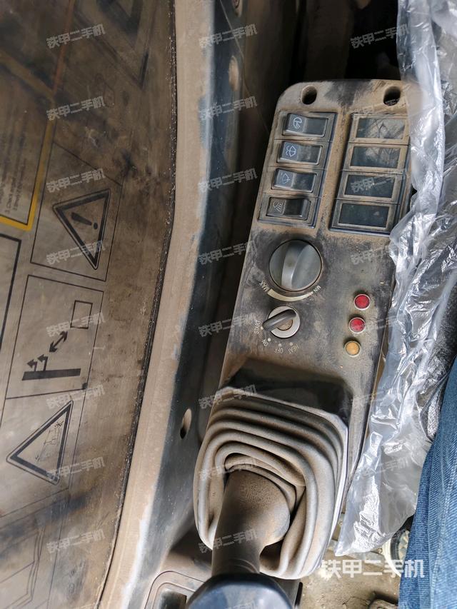 座椅右侧控制台/钥匙门/油门/含右手柄（驾驶室部分）