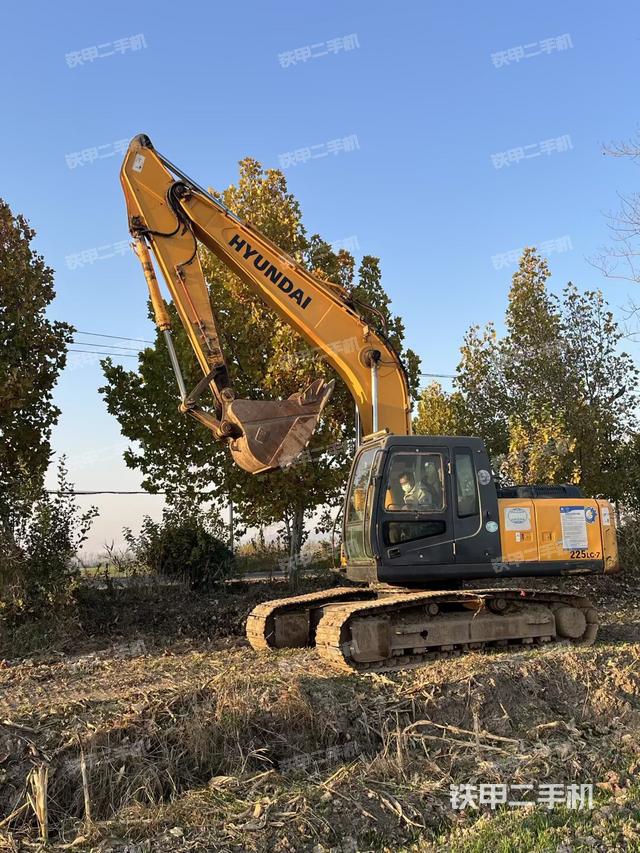 现代R215-7C挖掘机