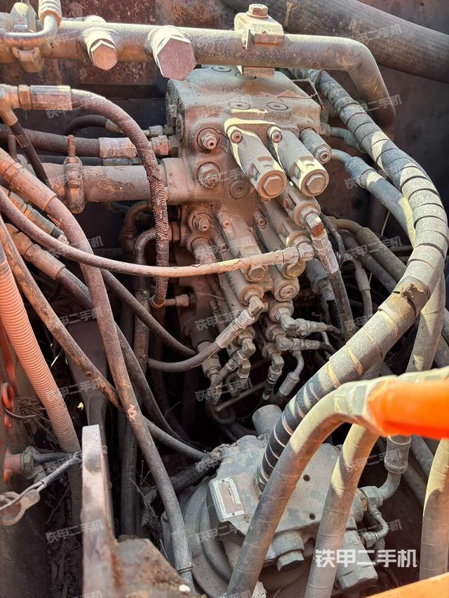 回轉馬達和主控閥（整機外觀）