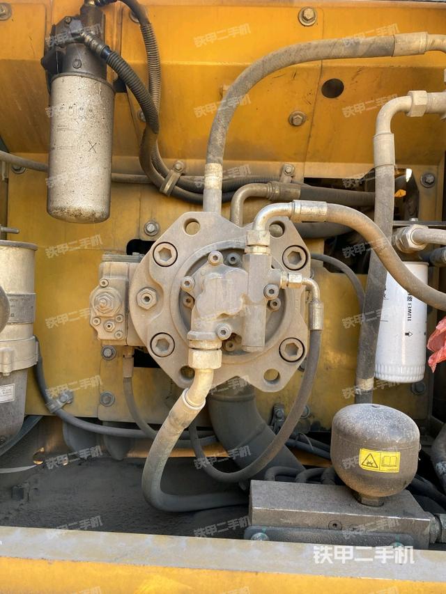 液壓泵艙室正面整體（整機(jī)外觀）