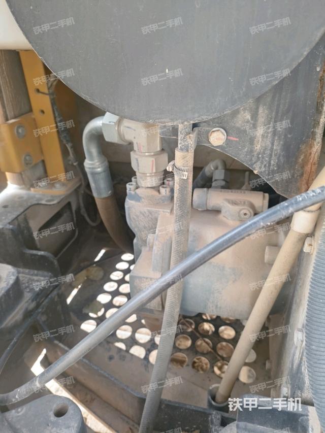 液压泵舱室正面整体（整机外观）