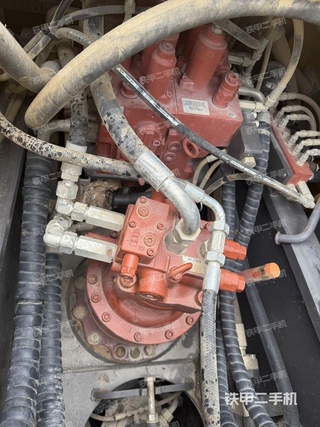 回轉(zhuǎn)馬達(dá)和主控閥（整機(jī)外觀）