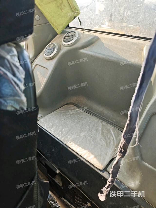 座椅右側(cè)控制臺/鑰匙門/油門/含右手柄（駕駛室部分）