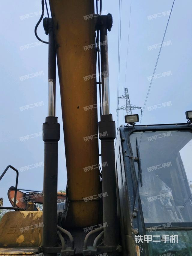 大臂油缸整体 竖拍（工作和回转装置）