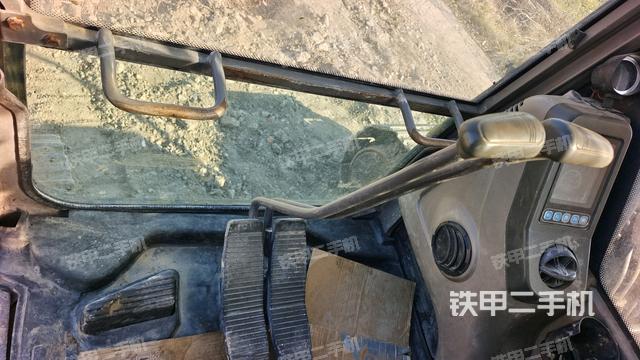 行走控制手柄和踏板?俯拍（駕駛室部分）