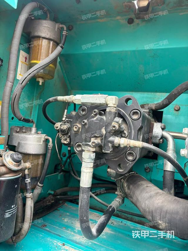 液壓泵艙室正面整體（整機外觀）