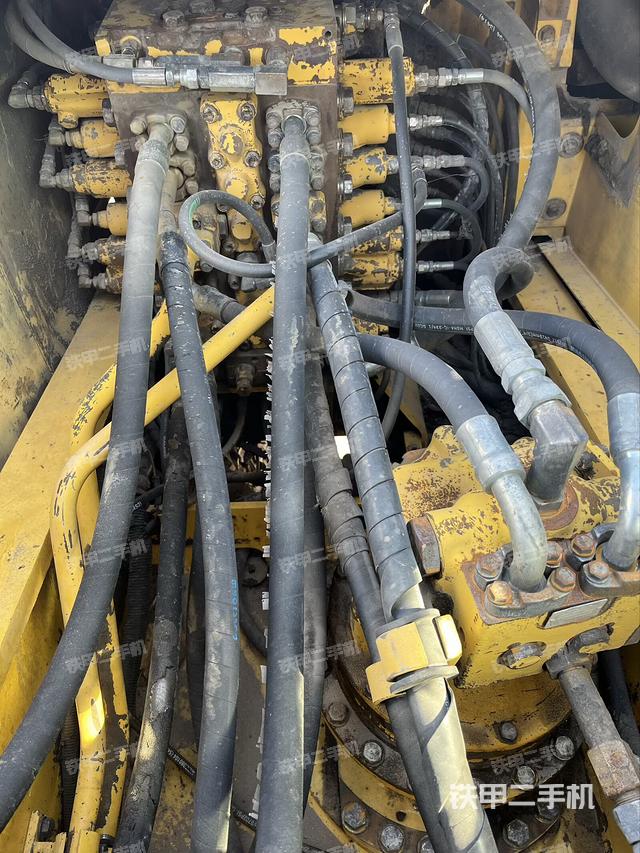 回轉(zhuǎn)馬達和主控閥（整機外觀）